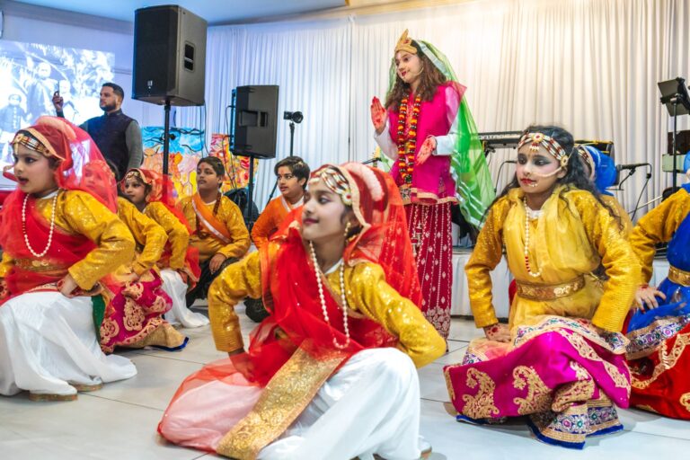 Kinderen in traditionele kleding tijdens een dansoptreden op Jahaji meets Jaji
