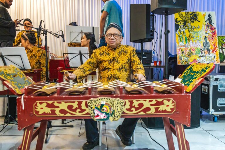 Muzikant van de Haagse Gamelan-groep tijdens Jahaji meets Jaji